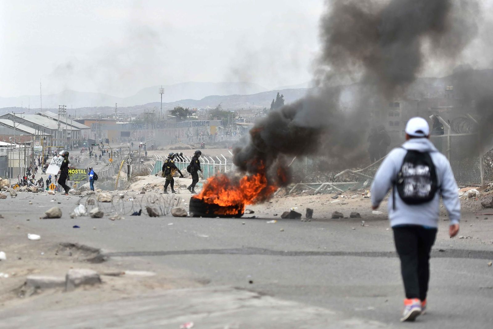 Miembros de la Policía peruana se enfrentan a manifestantes en las inmediaciones del aeropuerto de Arequipa