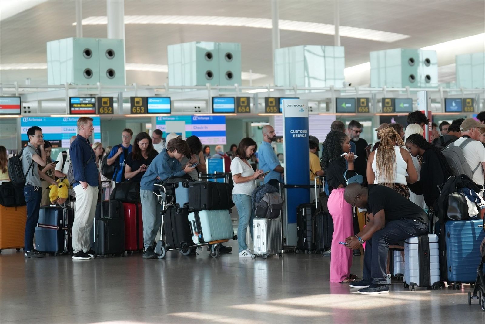 Caos en El Prat por la huelga del personal de tierra, más de cien vuelos cancelados y miles de maletas acumuladas