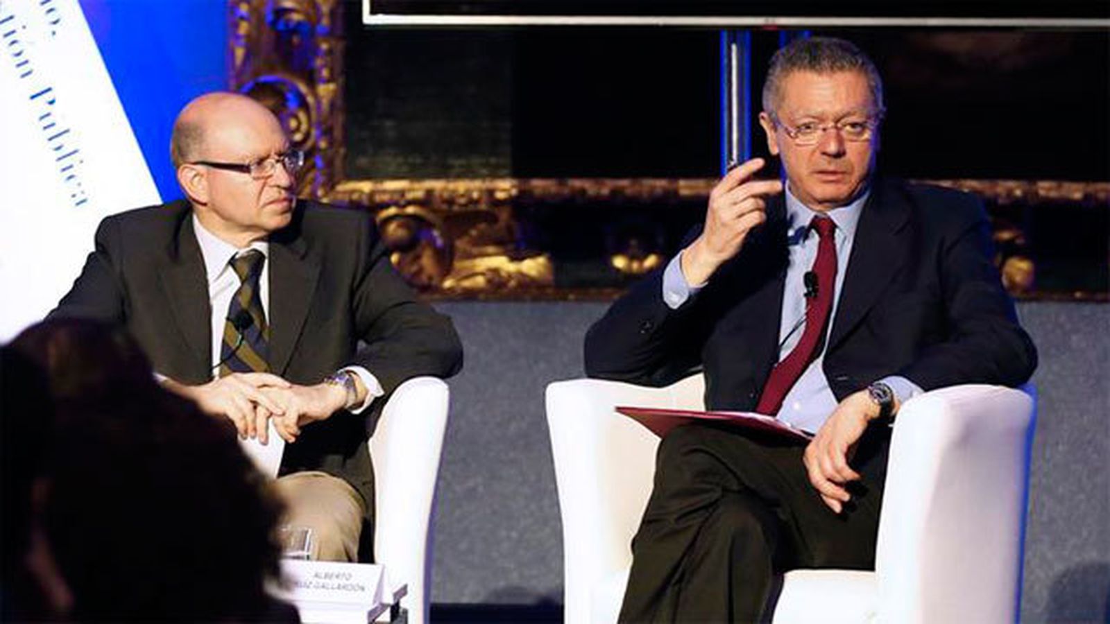 Alberto Ruiz Gallardón (d), junto al periodista Emili Blasco