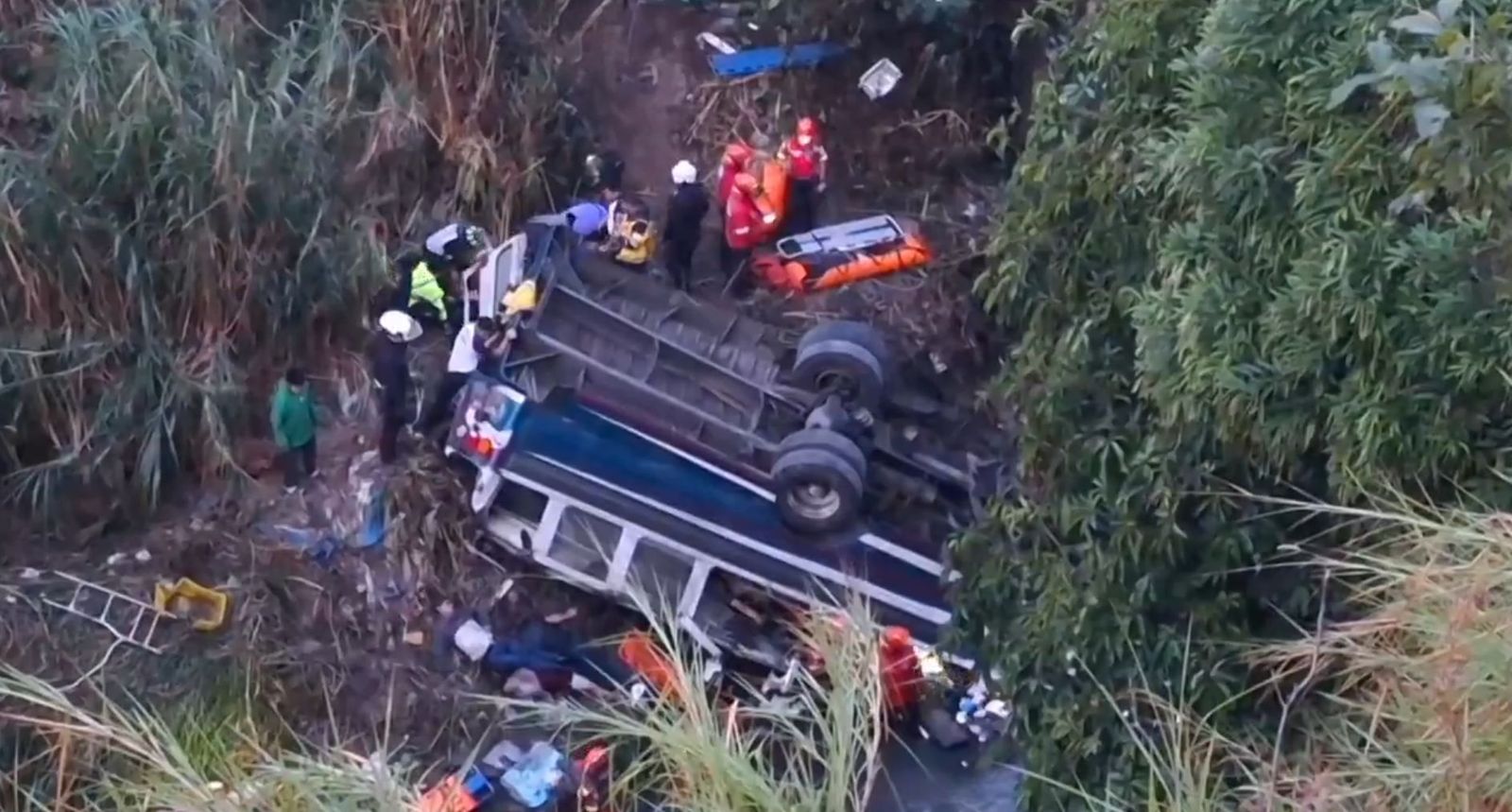 Tareas de rescate del autobús siniestrado en Ciudad de Guatemala