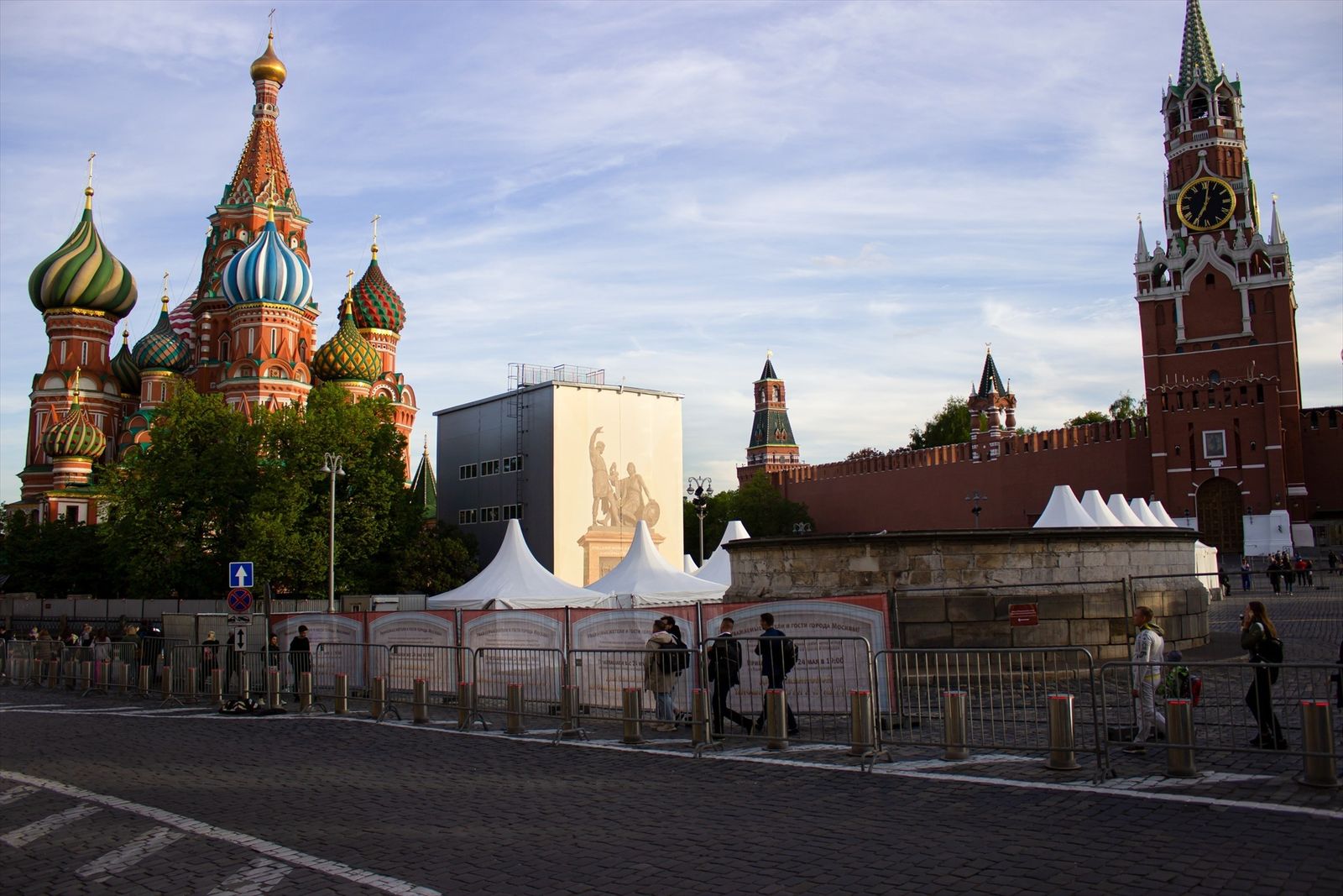 La Catedral de San Basilio y la Torre Spasskaya del Kremlin de Moscú vistos desde la Plaza Roja