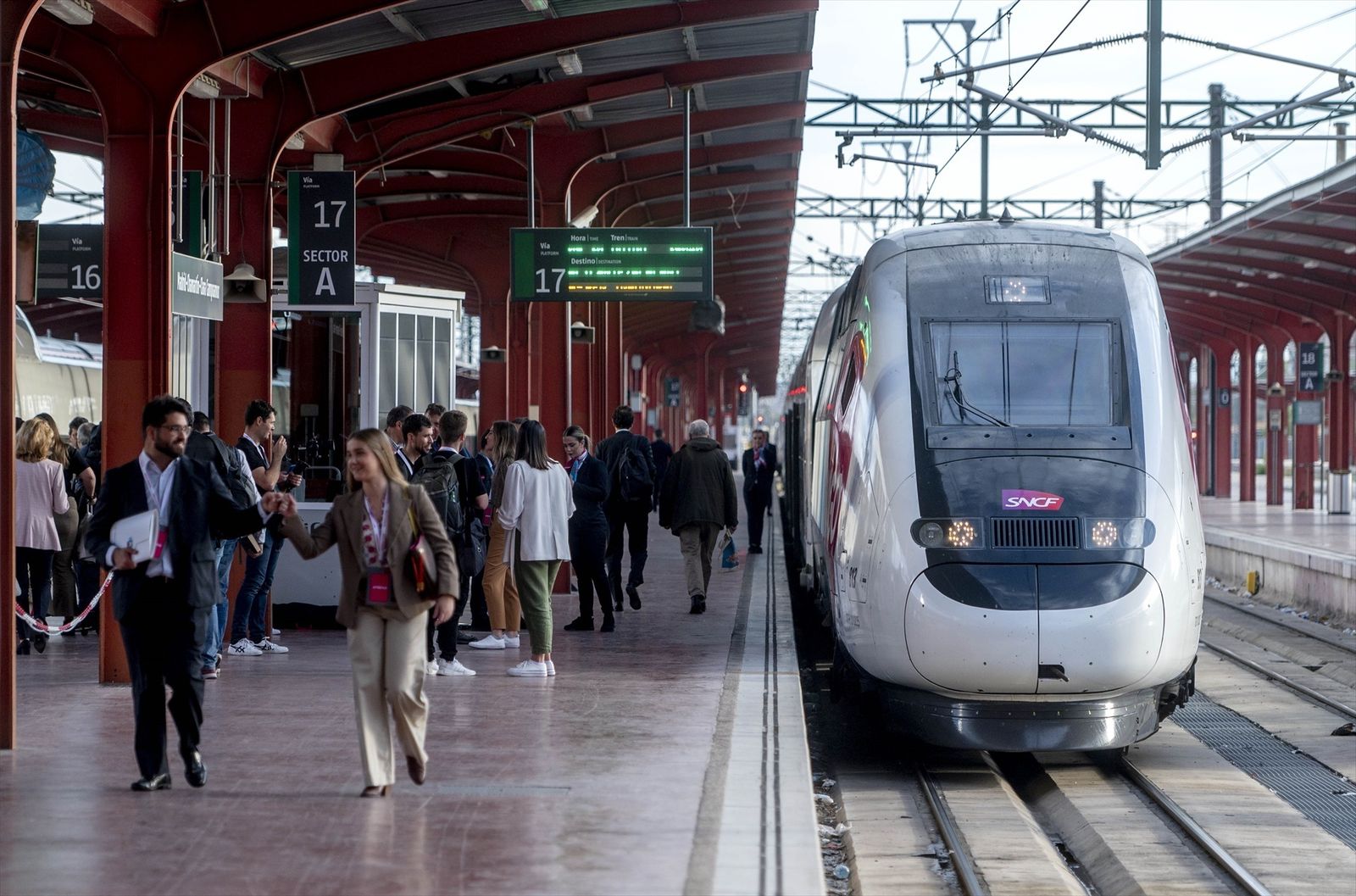 Viajeros durante la inauguración de la línea de Ouigo entre Madrid, Albacete y Alicante, en la Estación de Madrid-Chamartín-Clara Campoamor, a 27 de abril de 2023, en Madrid (España)