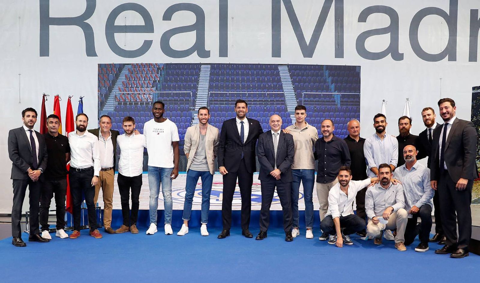 Felipe Reyes arropado por sus compañeros del Real Madrid