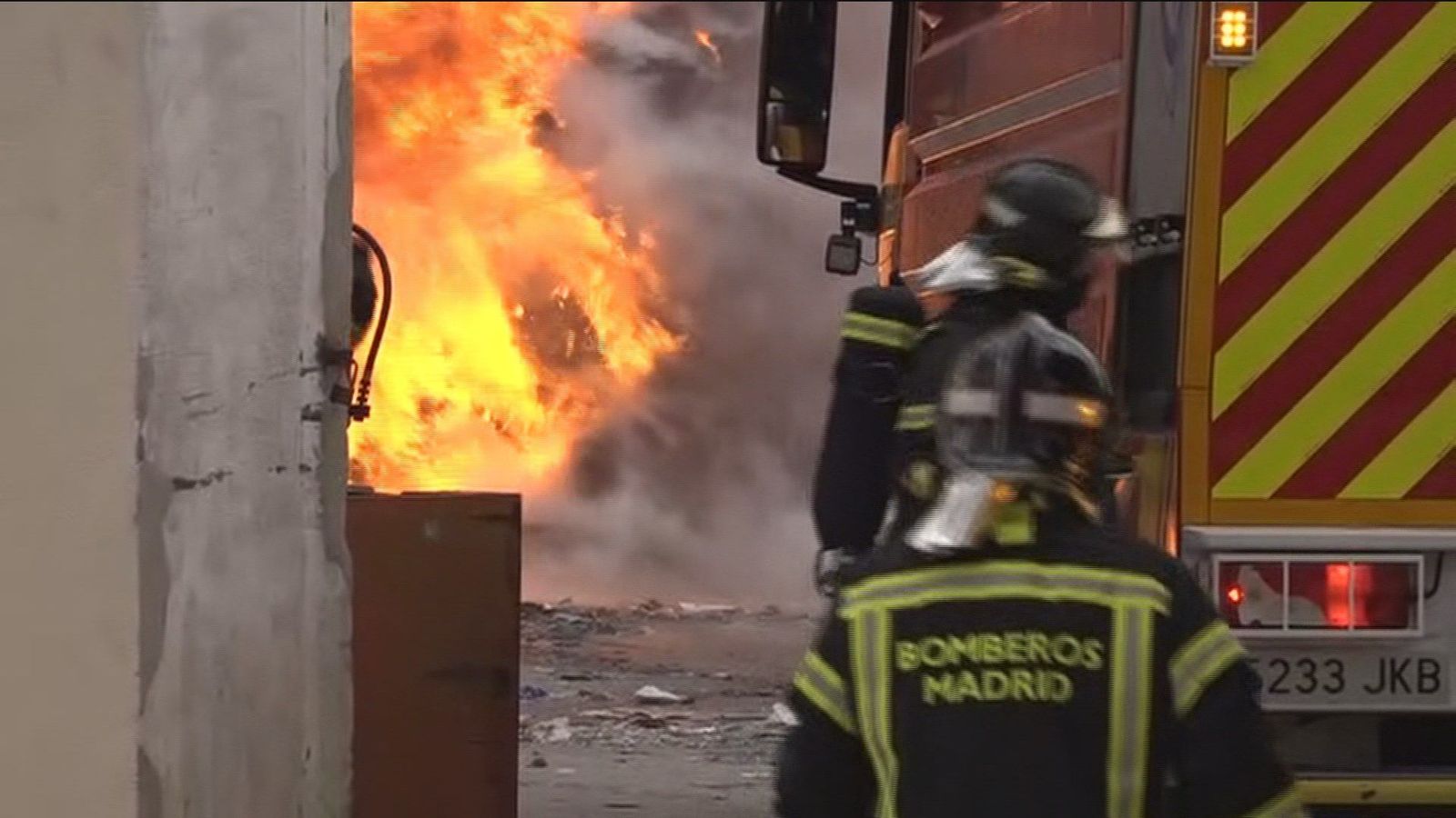 Los bomberos luchan contra las llamas en una papelera de Vicálvaro