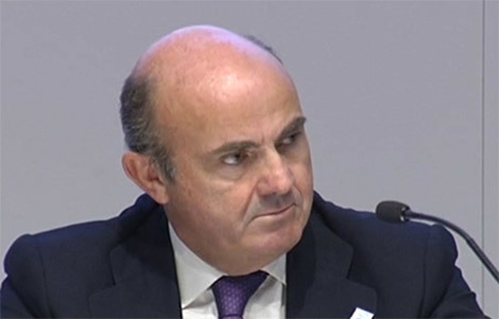 De Guindos dice que estancamiento económico europeo "tiene que hacer pensar"
