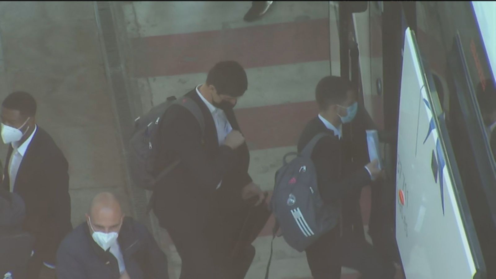 Los jugadores del Real Madrid llegan al aeropuerto Barajas con su 12ª Supercopa de España