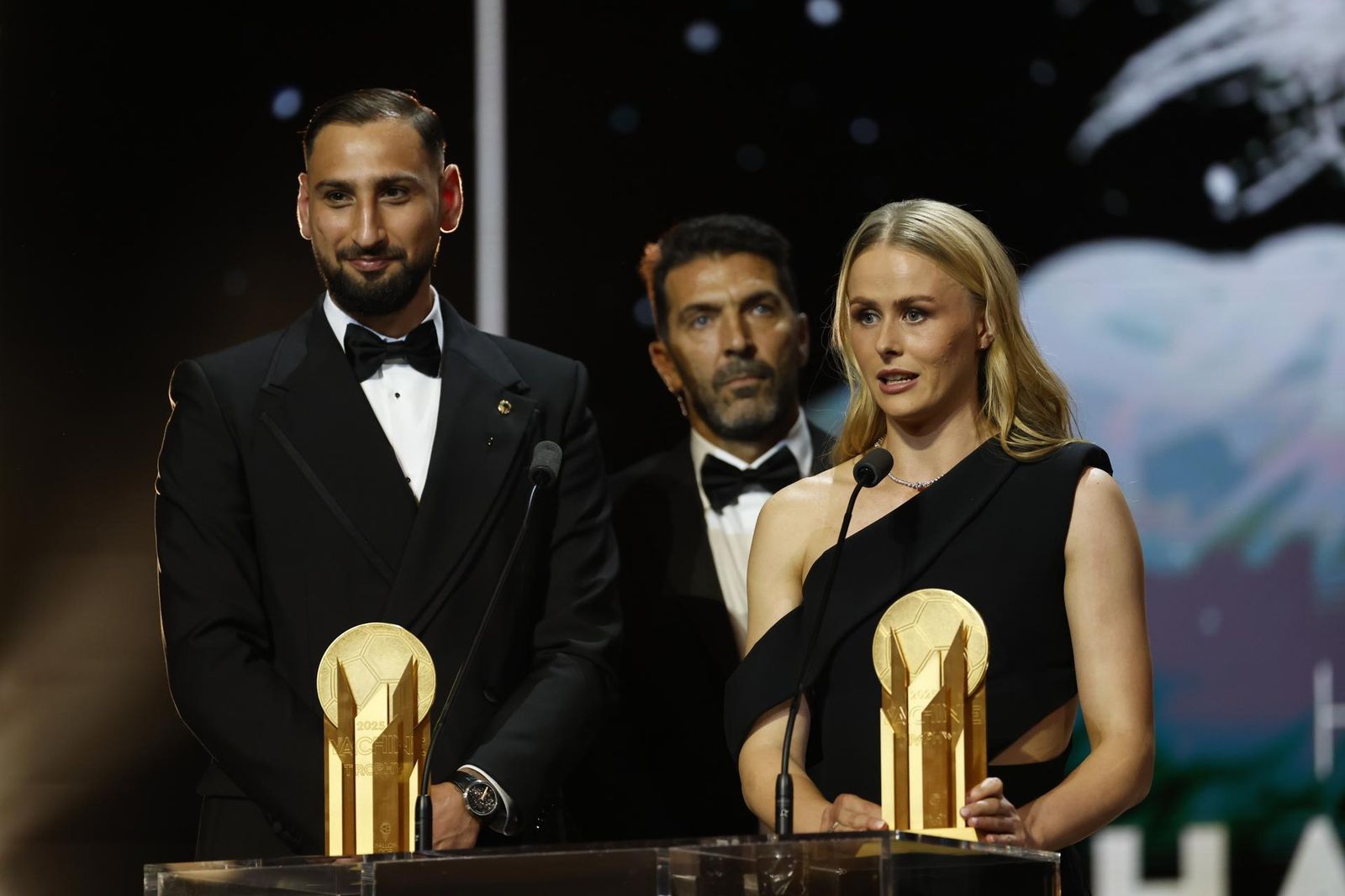 Donnarumma y Hannah Hampton