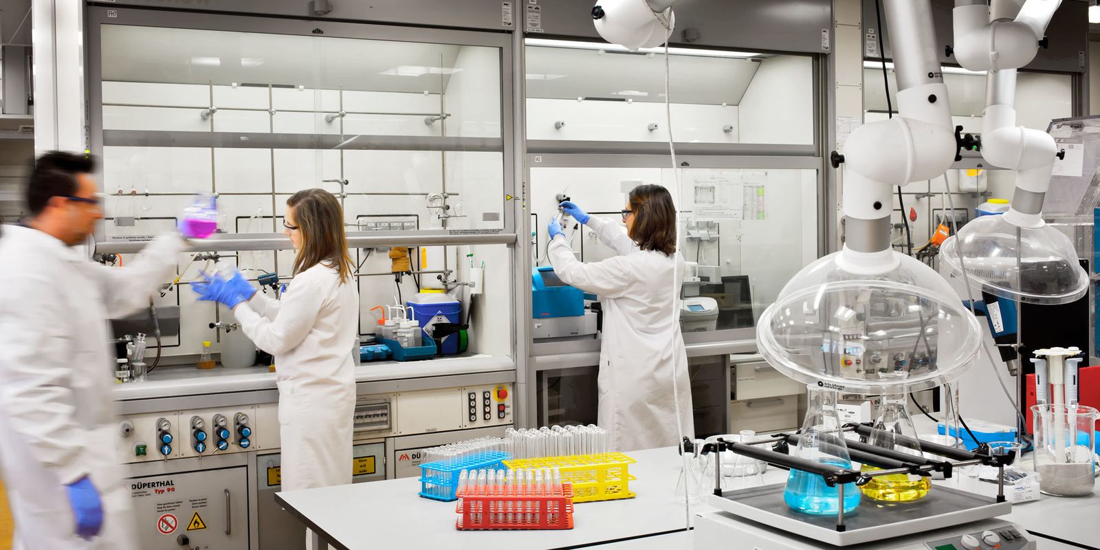 Investigadores en un laboratorio del CNIO