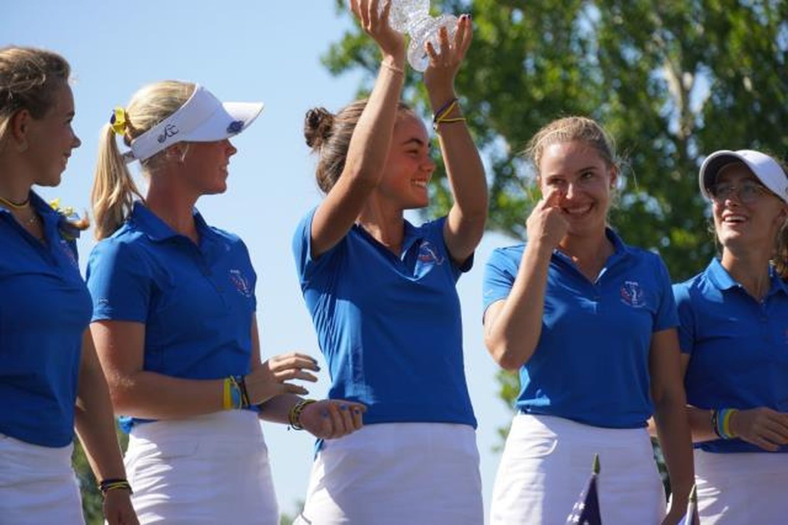 Andrea Revuelta levanta el trofeo