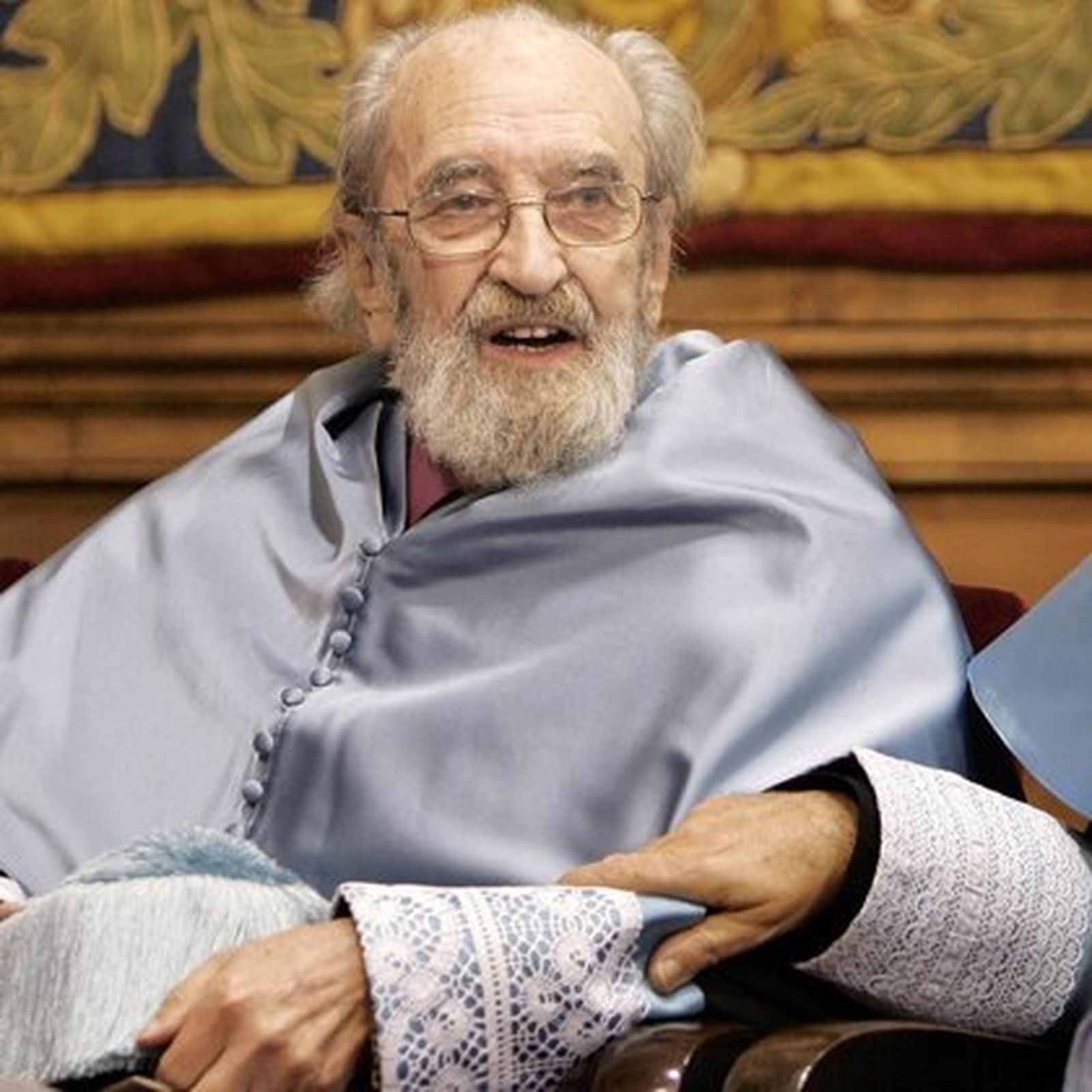 El poeta Ángel González en un acto académico