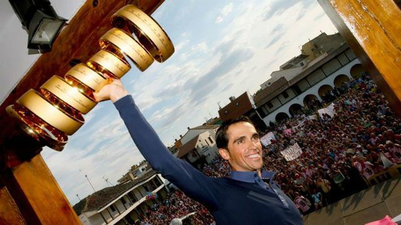 Pinto recibe con honores a Alberto Contador