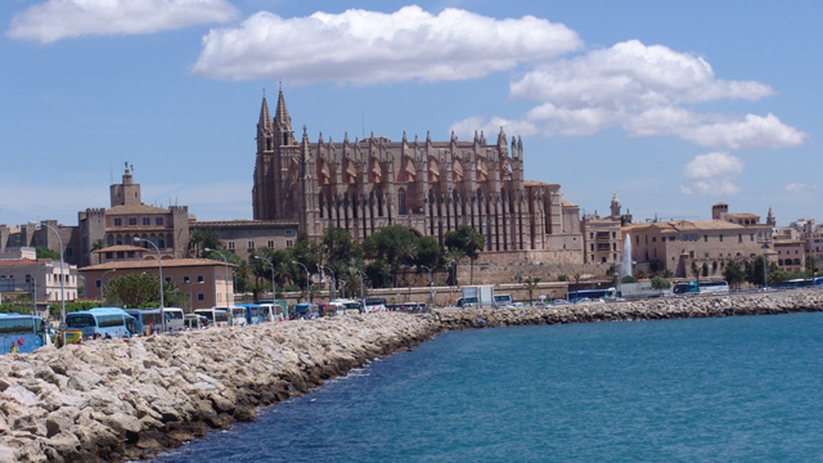 Los madrileños viajan en busca del calor en Semana Santa
