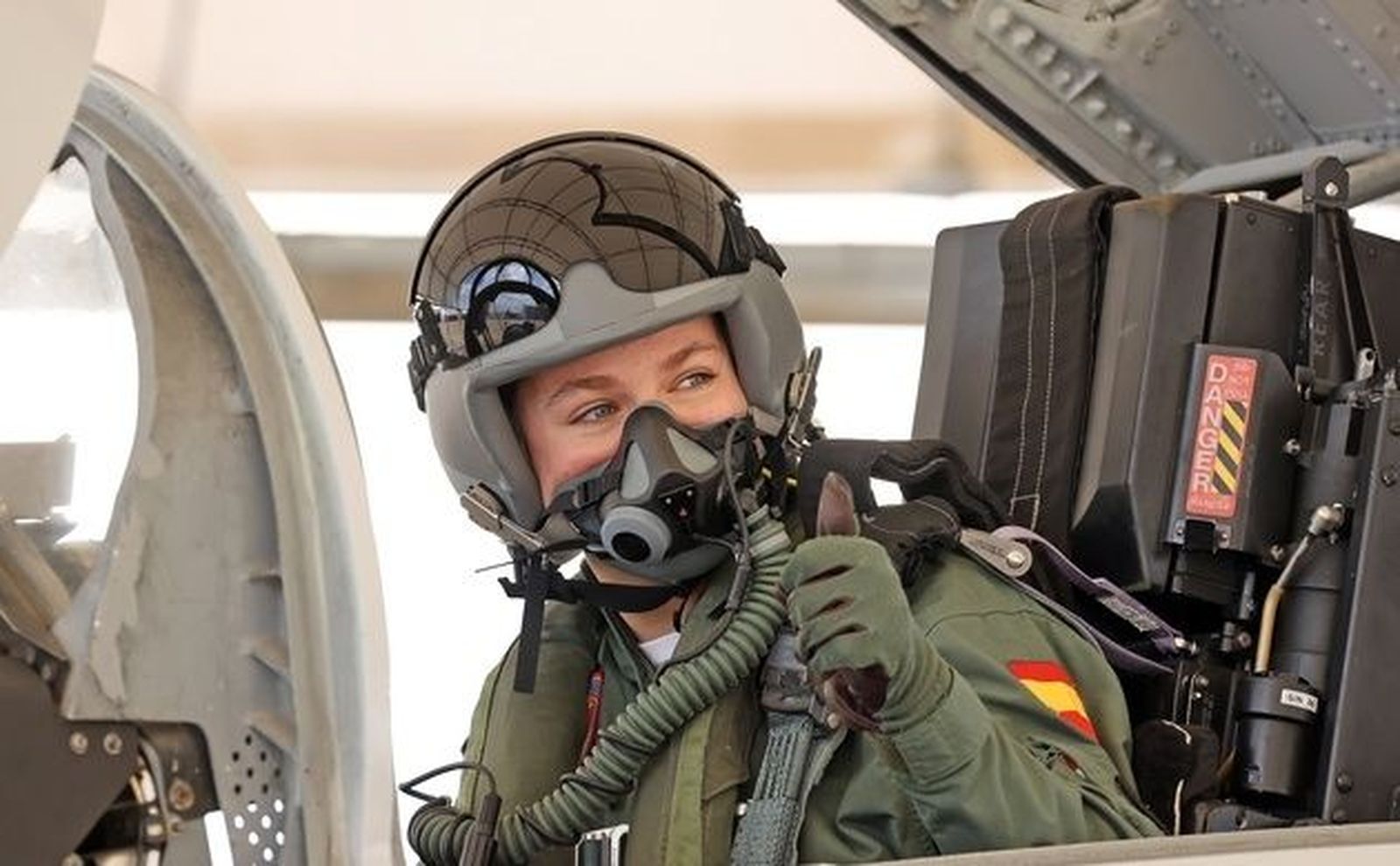 Leonor continúa su formación aérea con el vuelo en un caza junto a un instructor