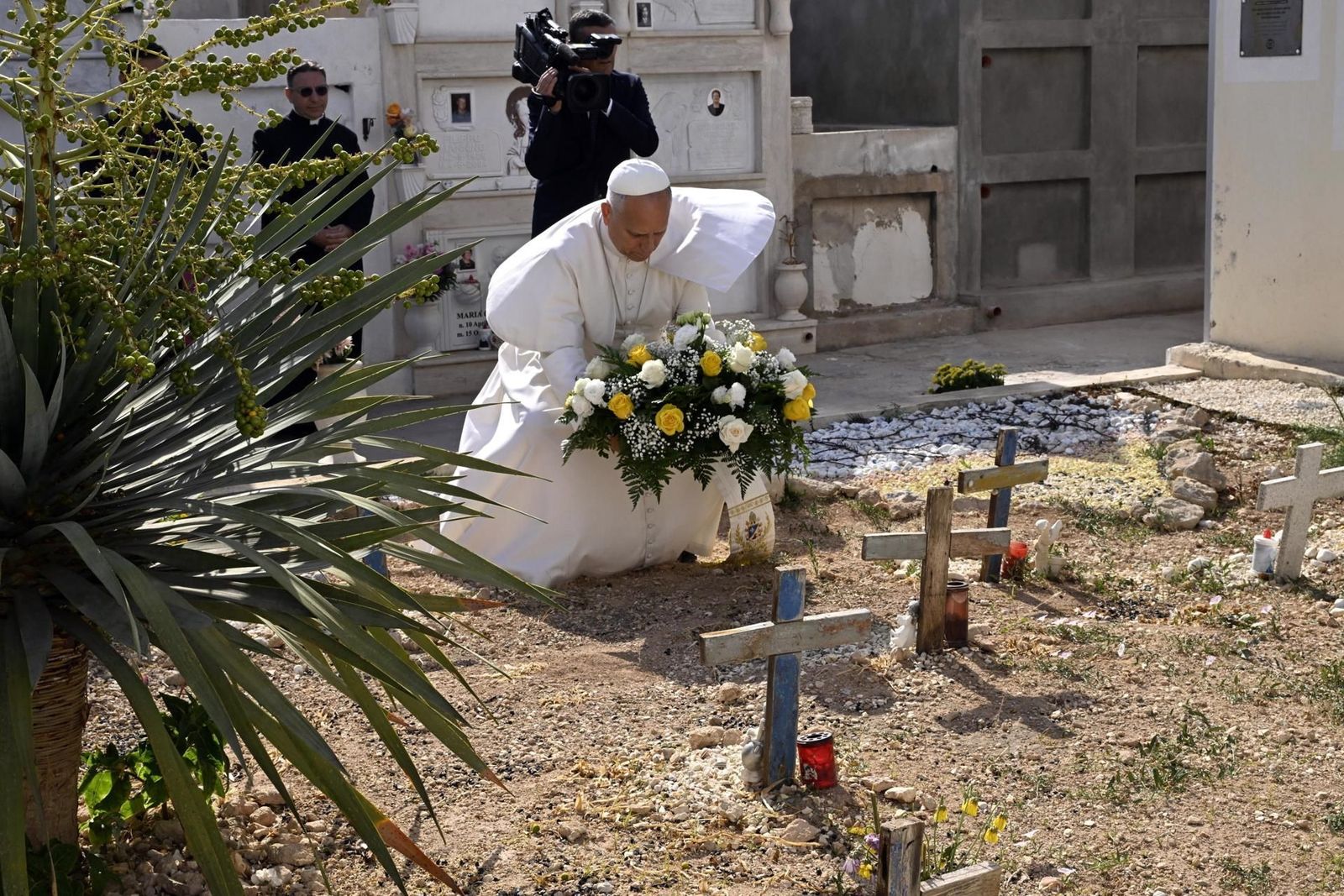 El papa León XIV rinde homenaje en Lampedusa a los migrantes muertos en el Mediterráneo