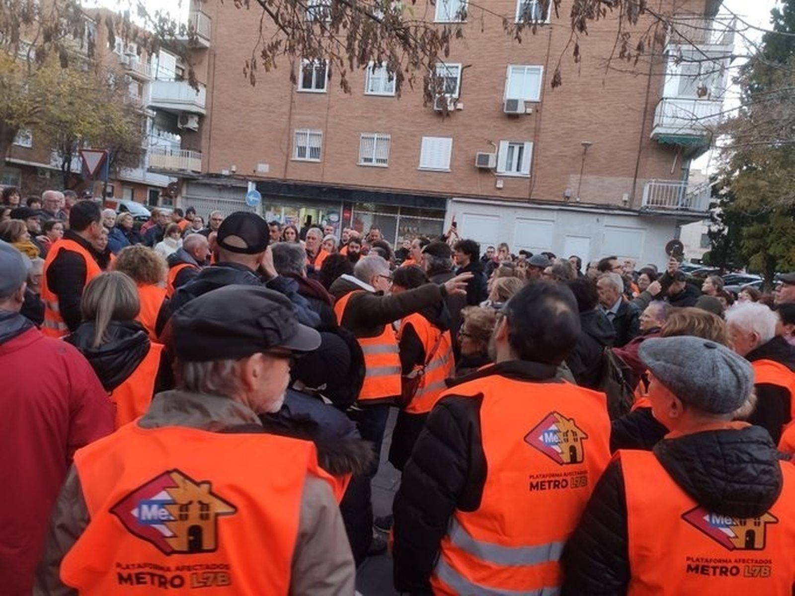 La 'marea naranja' de afectados por la 7B vuelve a la calle para pedir soluciones definitivas
