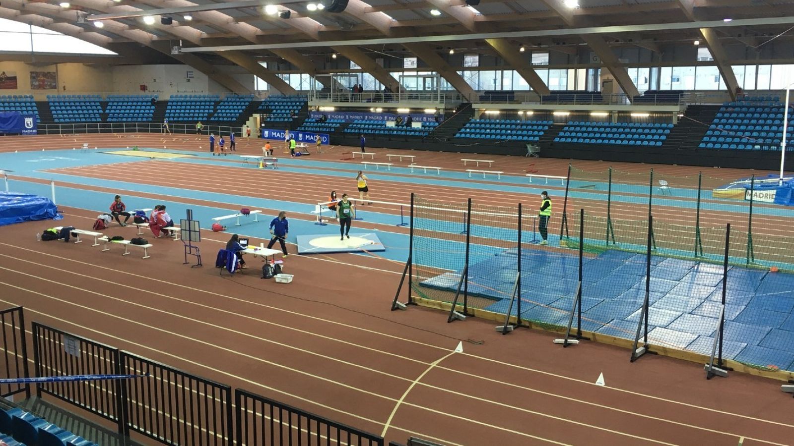 Gradas vacías del Polideportivo Gallur