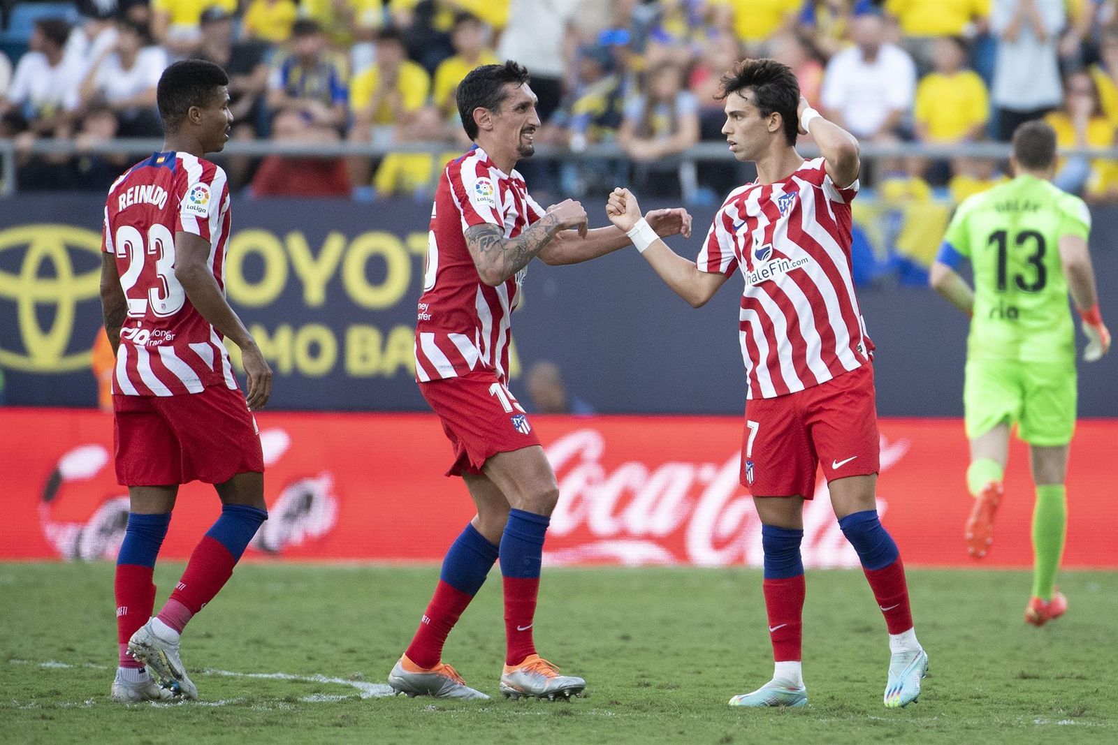 Joao Félix celebra su segundo tanto con Savic y Reinildo