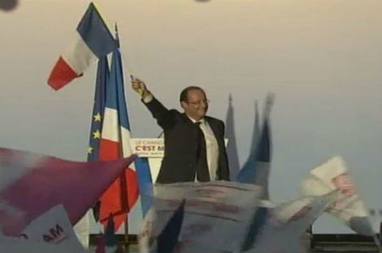 Hollande con la bandera de Francia en un mítin