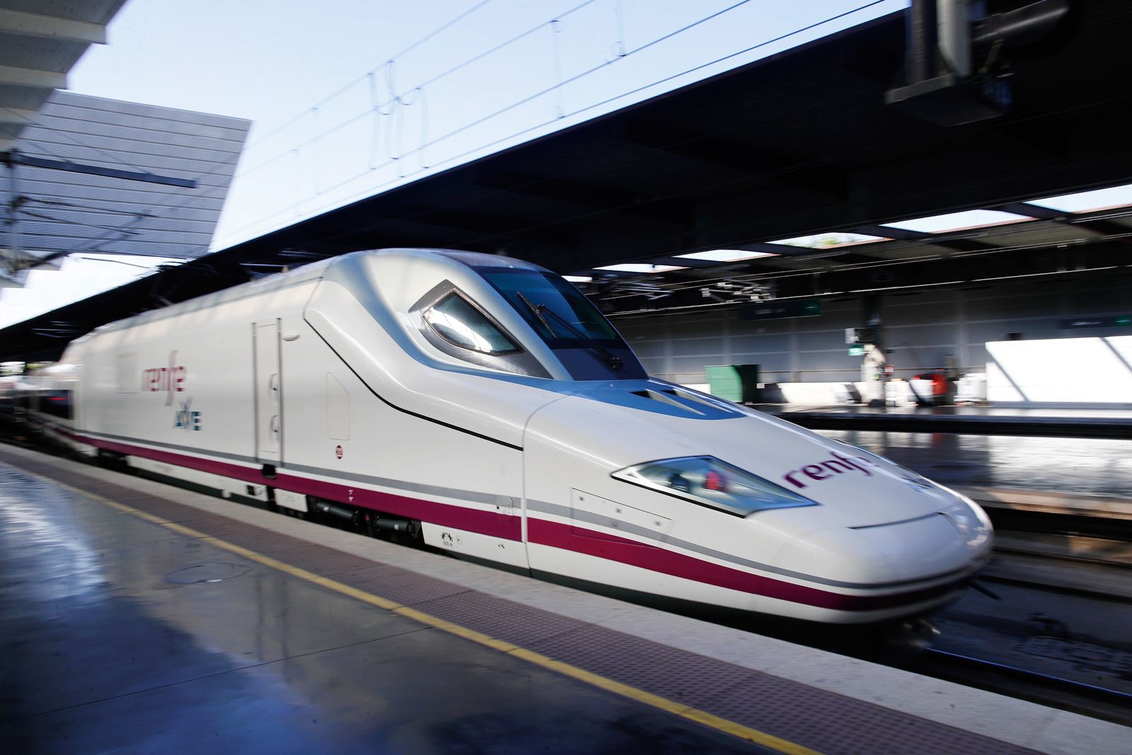 Imagen de un tren de la línea AVE