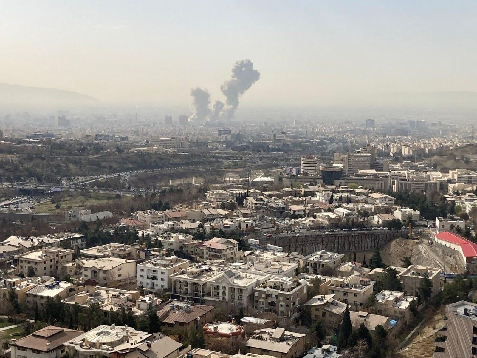 Columna de humo en Teherán