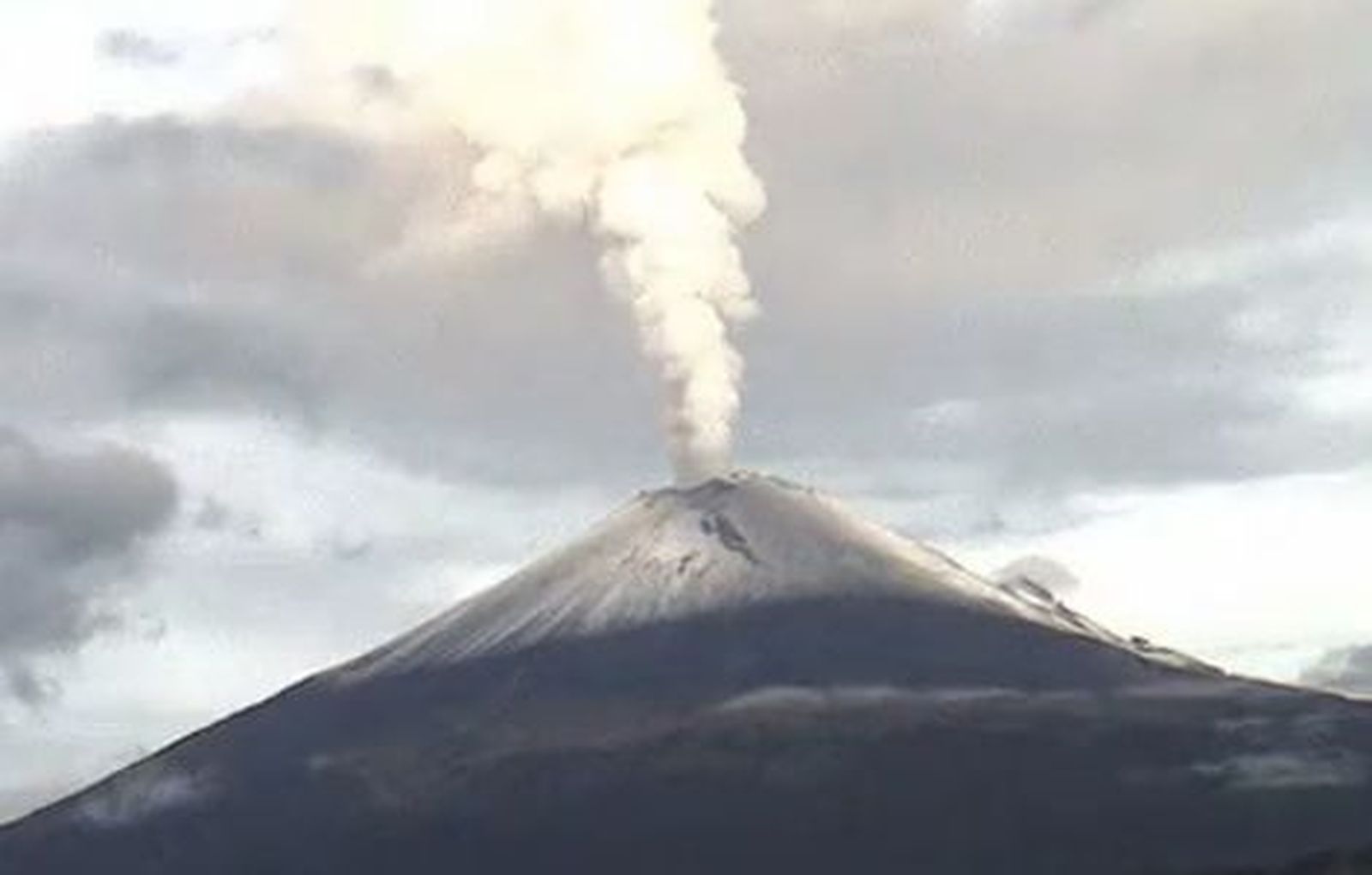 Popocatépetl registra explosiones con gas y ceniza en últimas horas