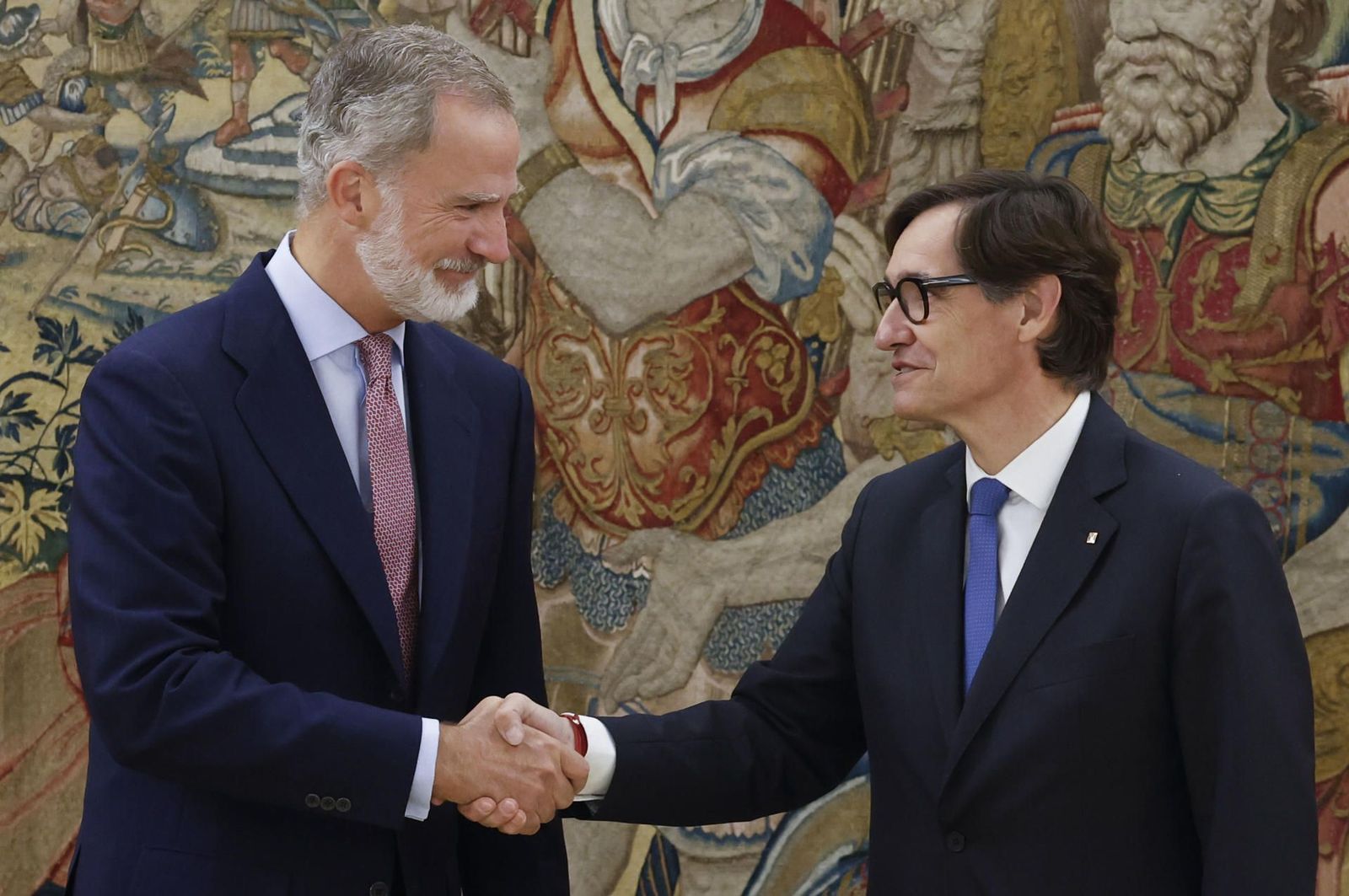 Felipe VI recibe al presidente de la Generalitat, Salvador Illa, en un ambiente de cordialidad