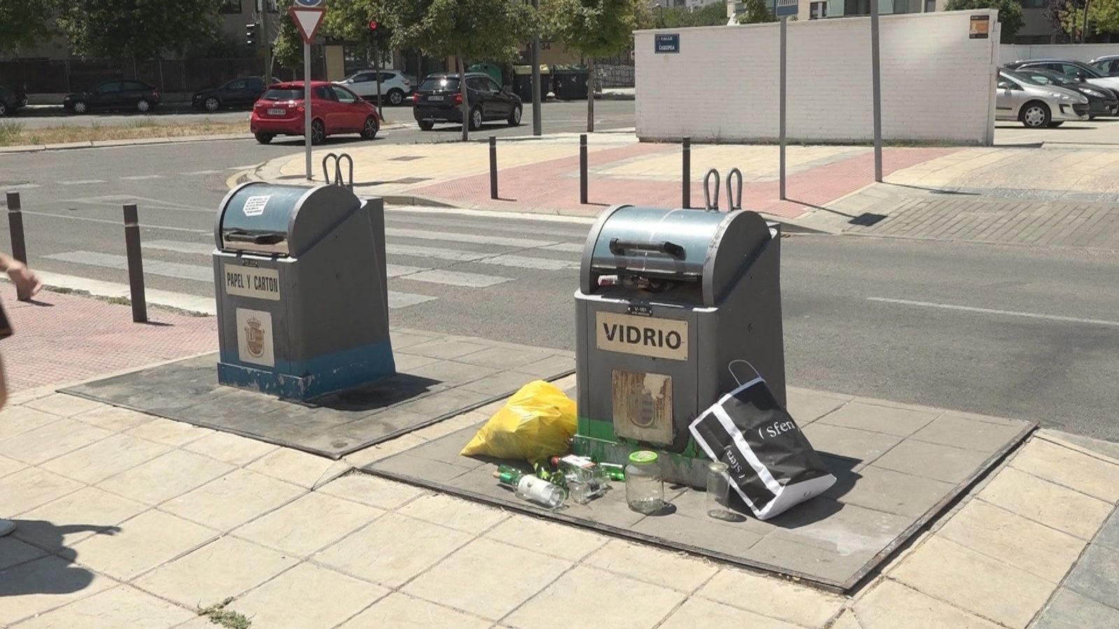 Si el contenedor de vidrio está lleno, ¿lo dejas en el suelo o lo echas en otro?