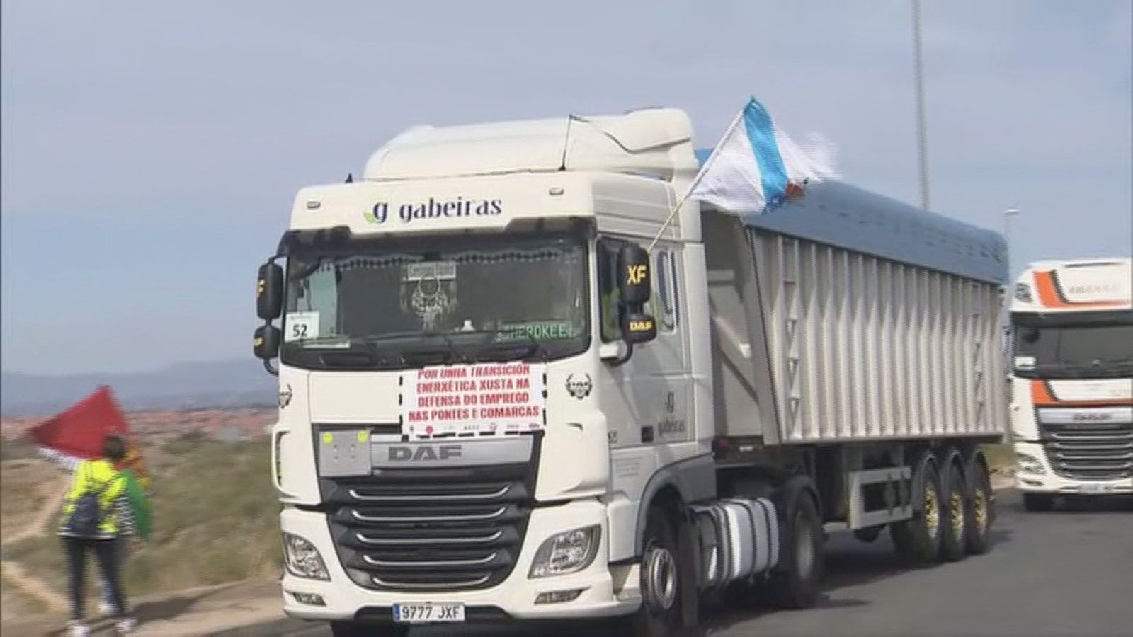Una caravana de 140 camiones de As Pontes se concentra en Madrid
