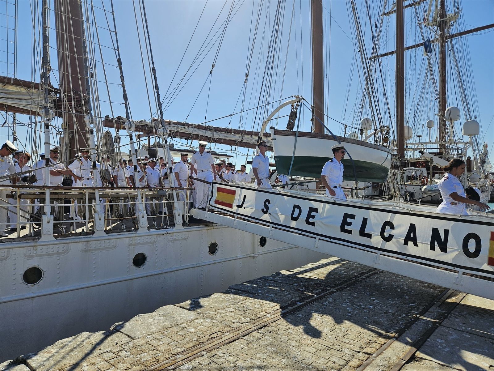 Estudiantes de la Escuela Naval Militar desembarcan en Cádiz tras siete meses a bordo del buque-escuela Juan Sebastián Elcano