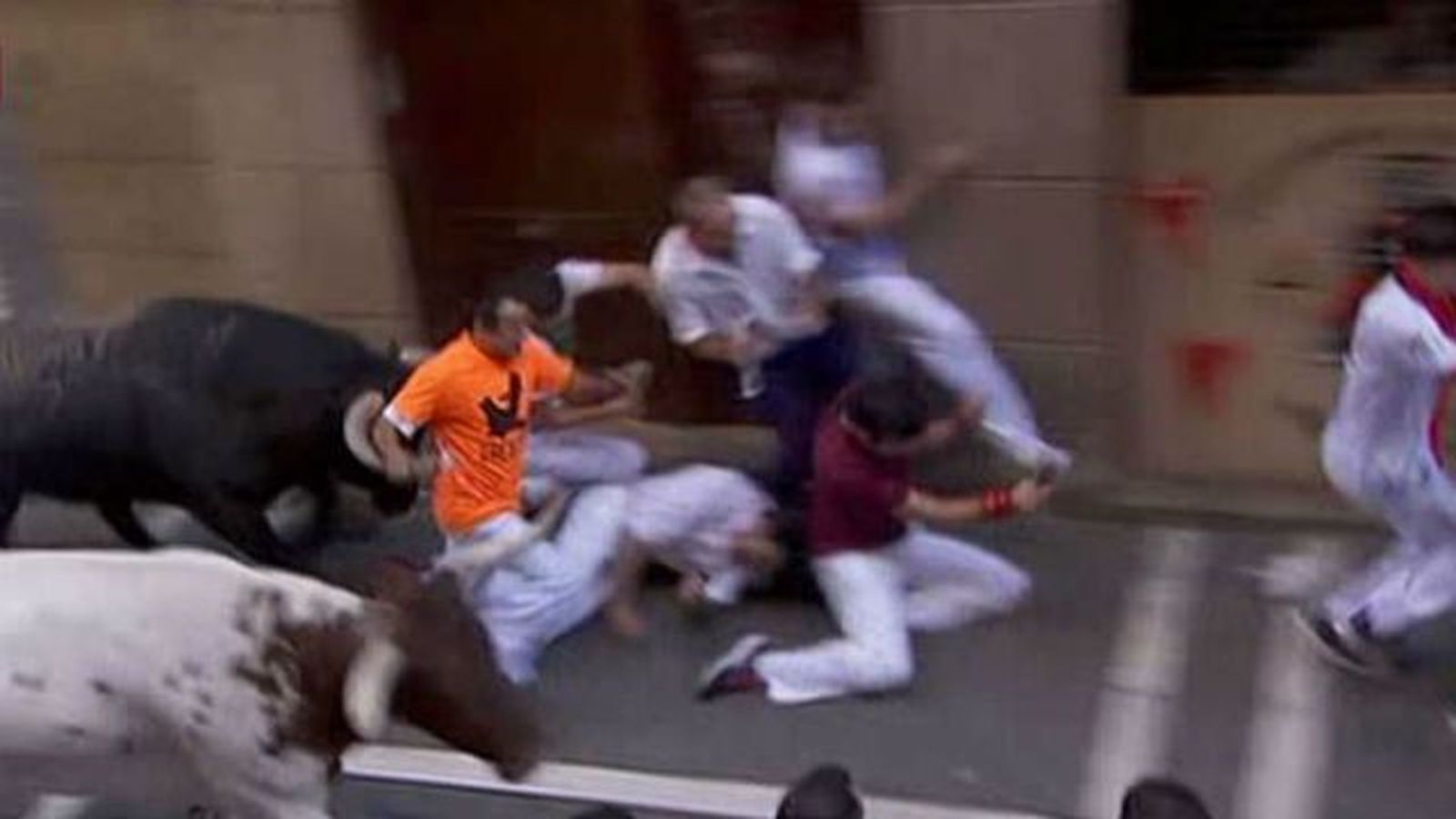 Al menos dos heridos por asta de toro en el penúltimo encierro de sanfermines