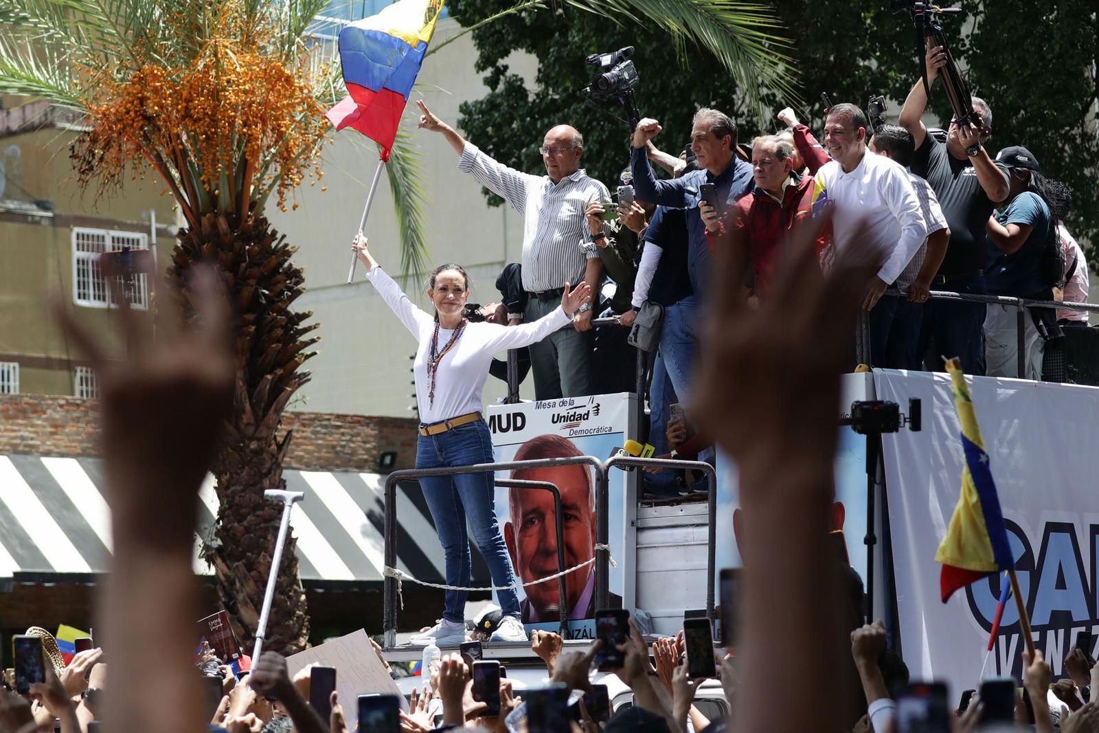 Opositores protestan en varias ciudades de Venezuela contra los resultados electorales