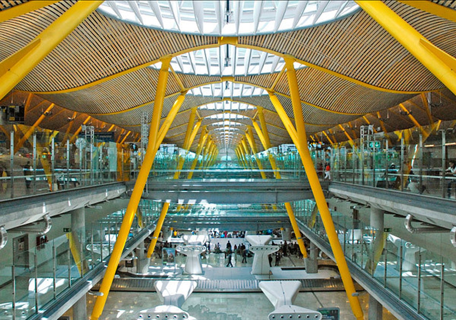 Detenido en Barajas por tratar de introducir  120 paquetes de coca adosados al cuerpo