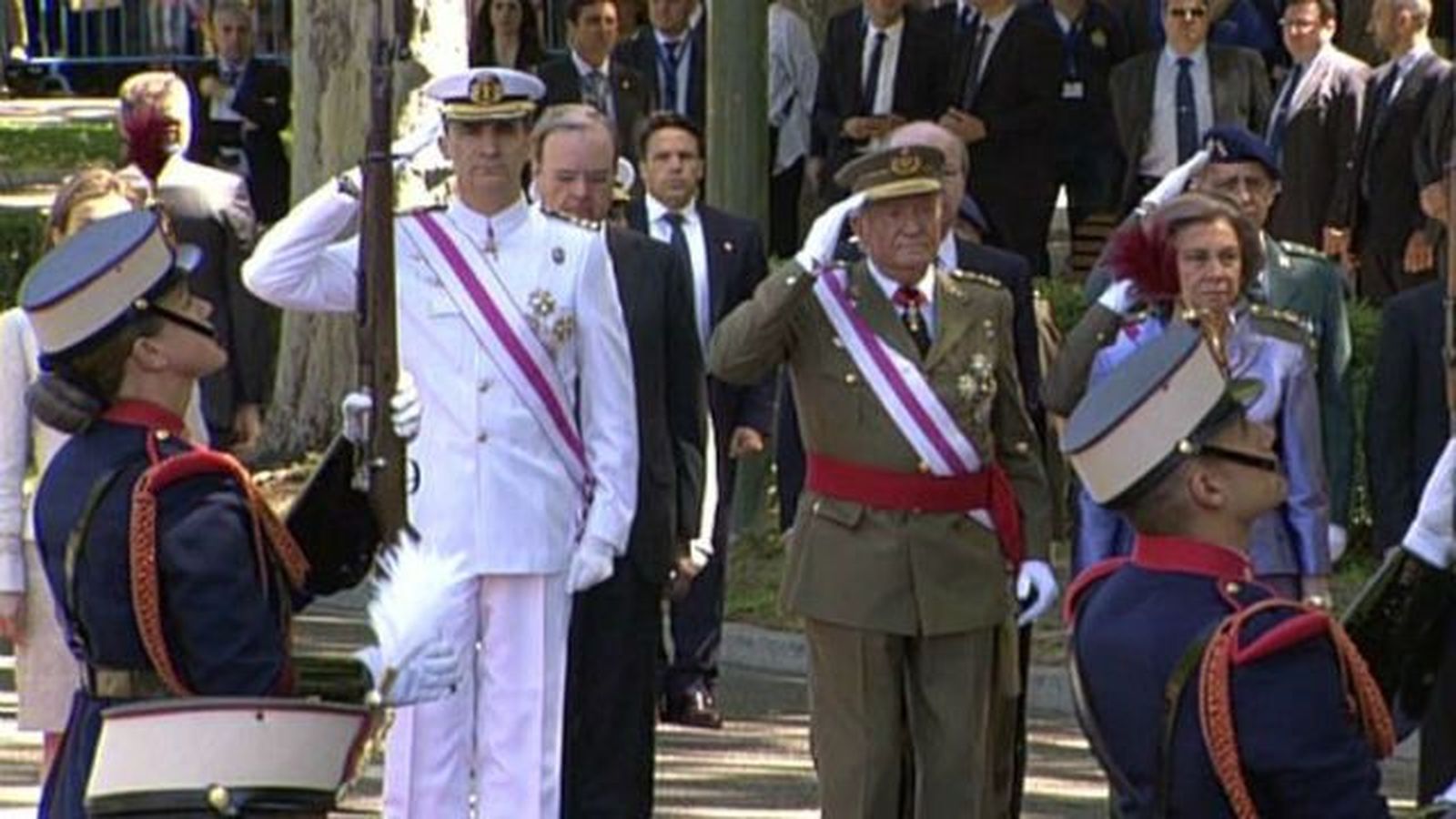 Los Reyes y los Príncipes, entre aplausos, presiden el Día de las Fuerzas Armadas