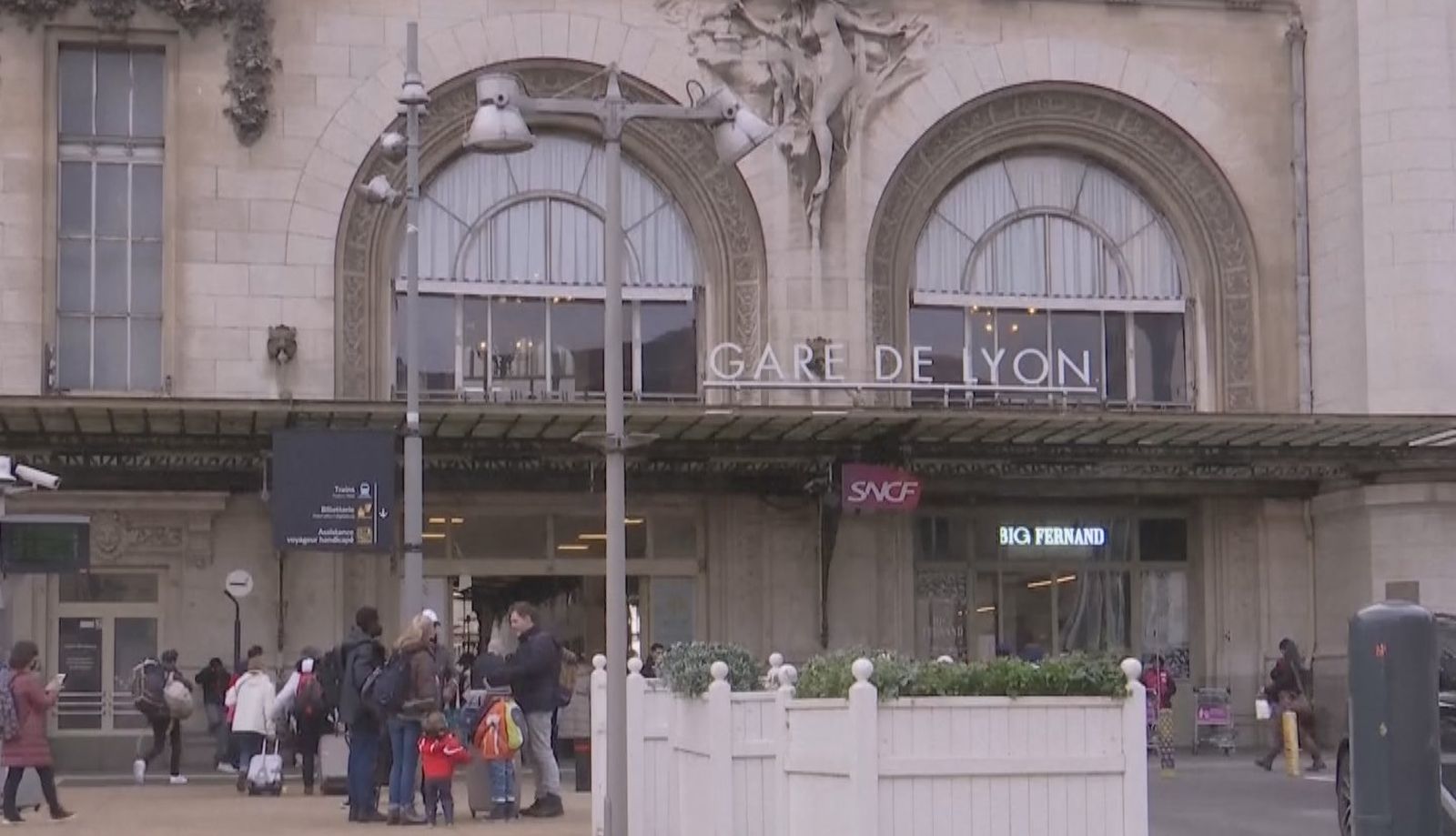 Detenido tras herir a varios transeúntes en una estación de tren de París