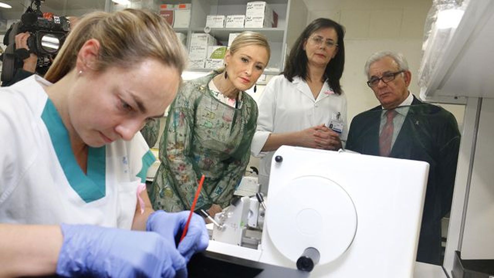 Cifuentes anima a la revisión tras revelar que dos hermanas tuvieron cáncer de mama