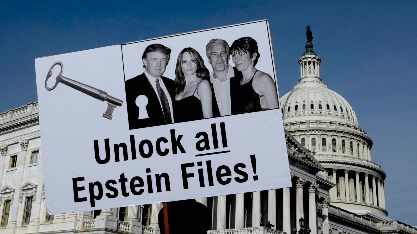 Manifestantes sostienen pancartas sobre la Ley de Transparencia de los Archivos Epstein frente al Capitolio