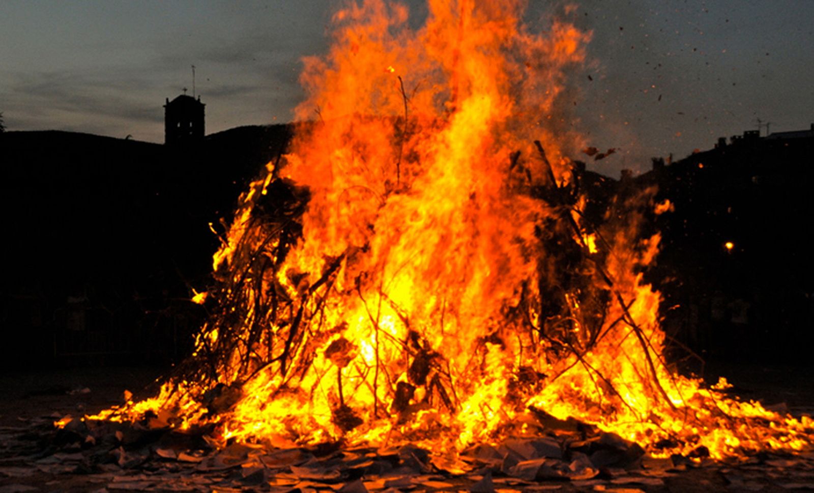 Valdemorillo celebra entre "sones serranos" las hogueras de San Juan