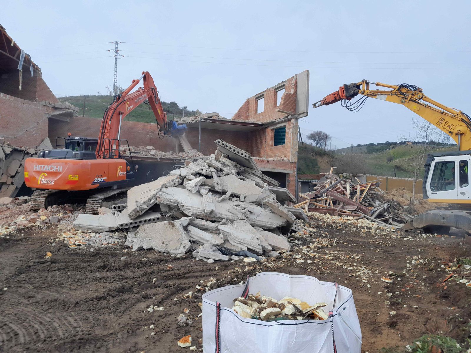 Trabajos de demolición en el Paraje de Arroyo del Povo, en El Molar