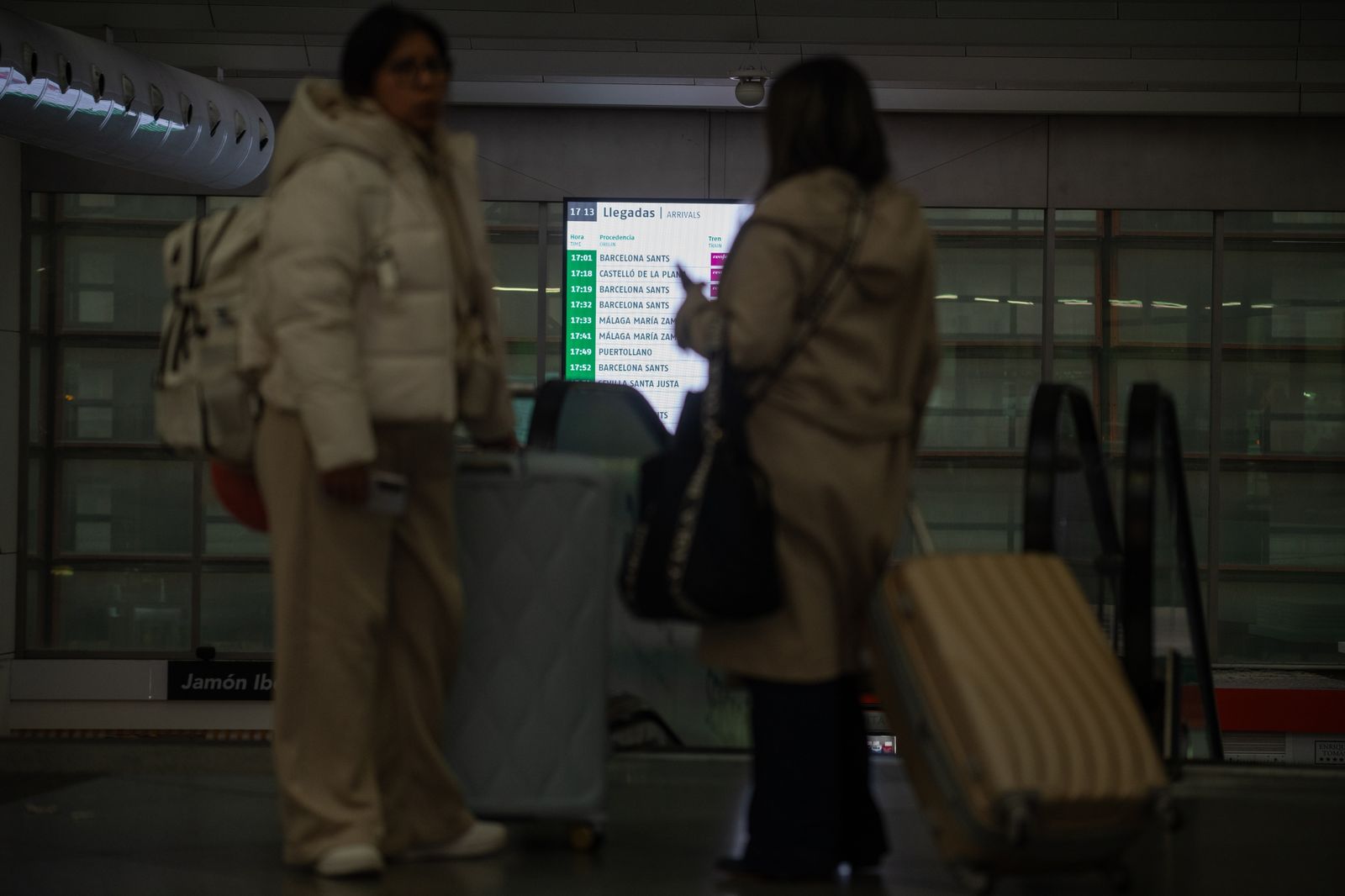 Atocha sufre retrasos de más de una hora tras el parón de un tren que bloqueó las vías