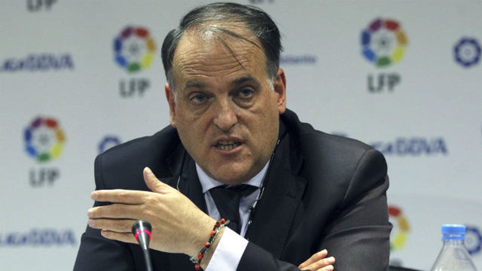 LaLiga denuncia a 17 aficionados del Rayo por amenazas a Zozulya