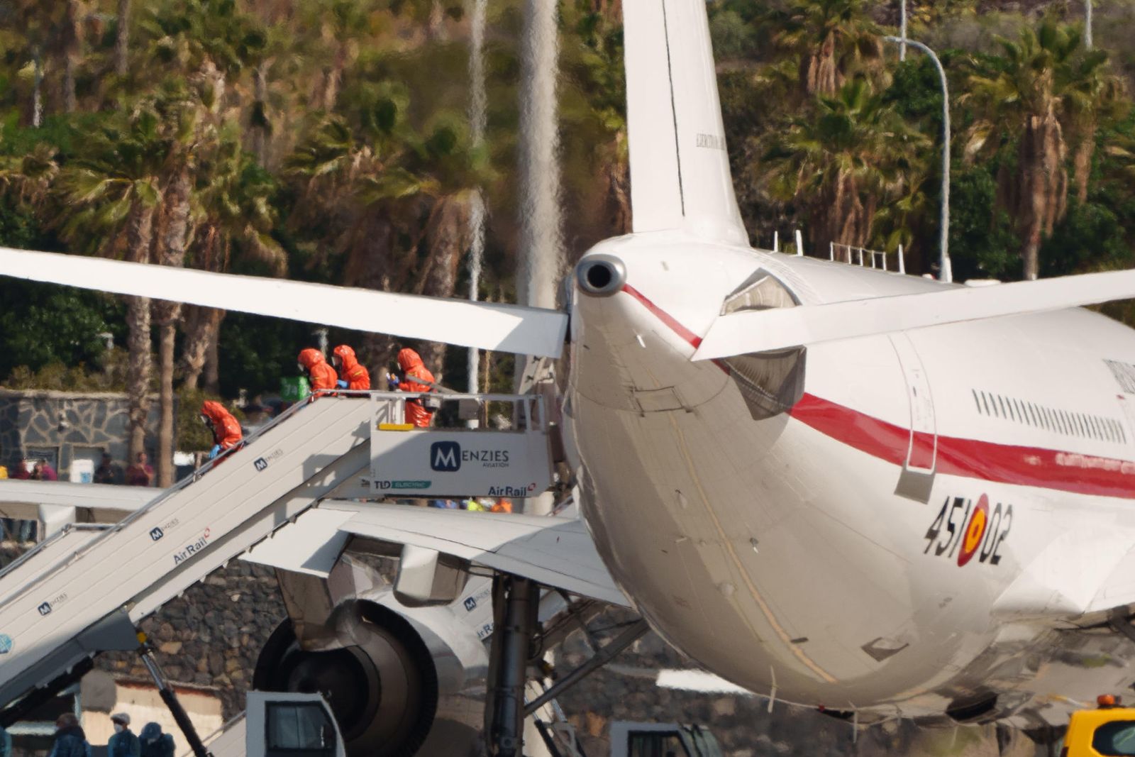 Embarque de los pasajeros españoles del crucero MV Hondius en el avión que los traslada a Madrid