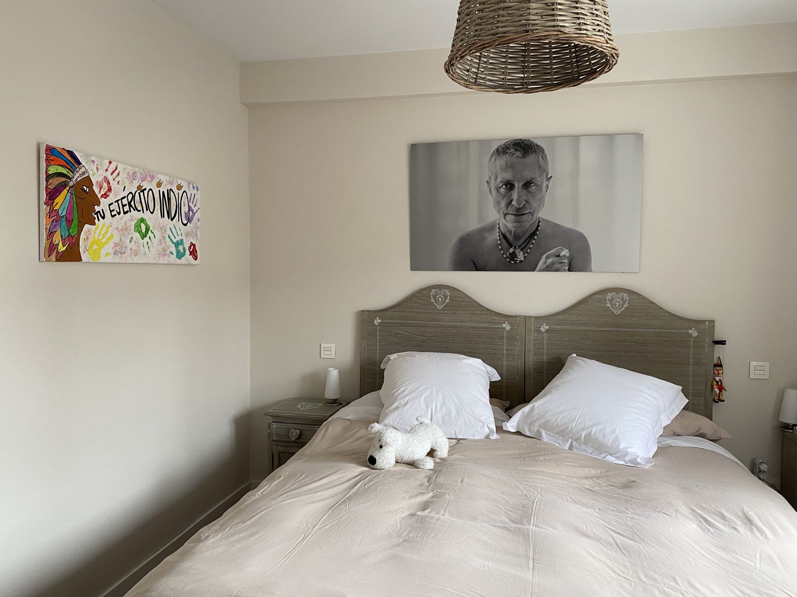 Y su dormitorio está presidido por una preciosa foto hecha por el fotógrafo Mario Díaz.