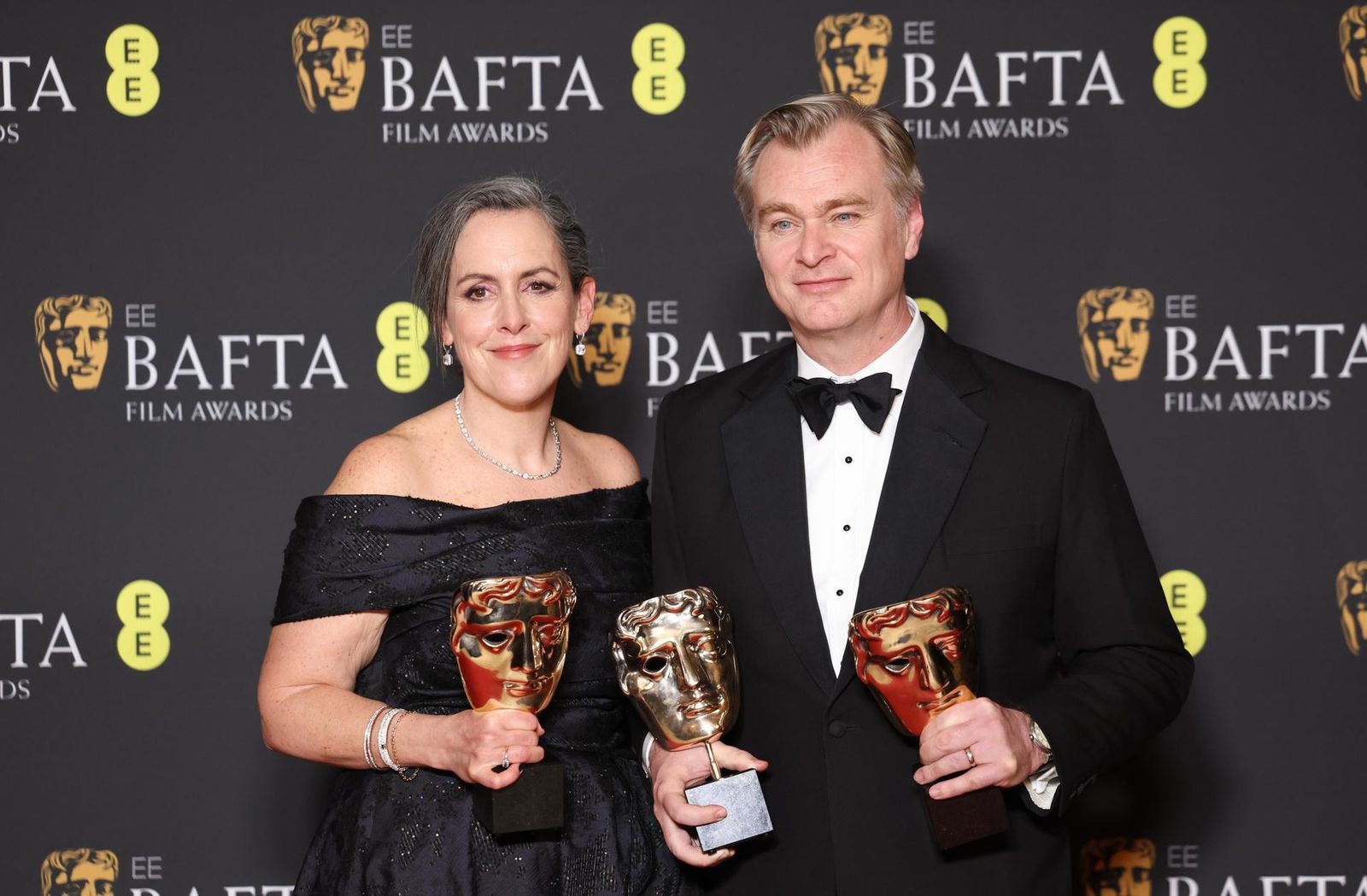 Christopher Nolan y Emma Thomas después de ganar los premios al mejor director y a la mejor película por 'Oppenheimer', en los premios BAFTA