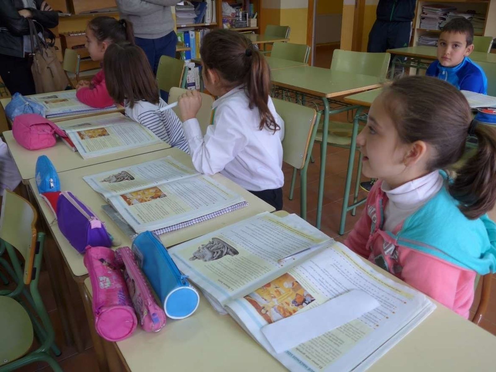 El Gobierno controlará que las comunidades dediquen las becas para libros de texto a los de la ley Celaá
