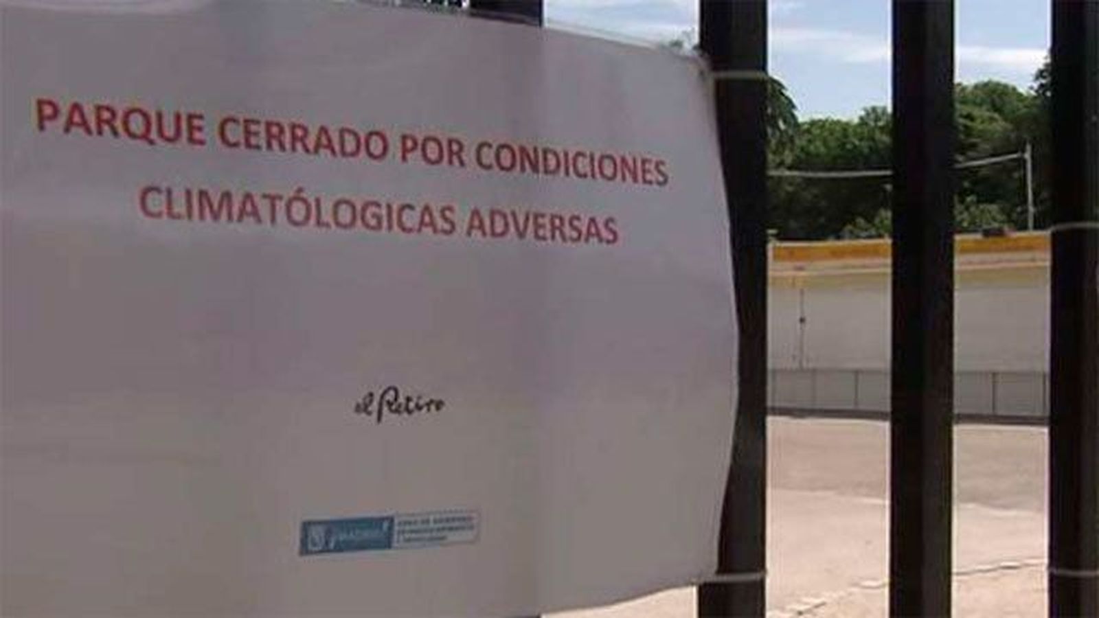 El Ayuntamiento cierra el Retiro por alerta roja por fuertes rachas de viento