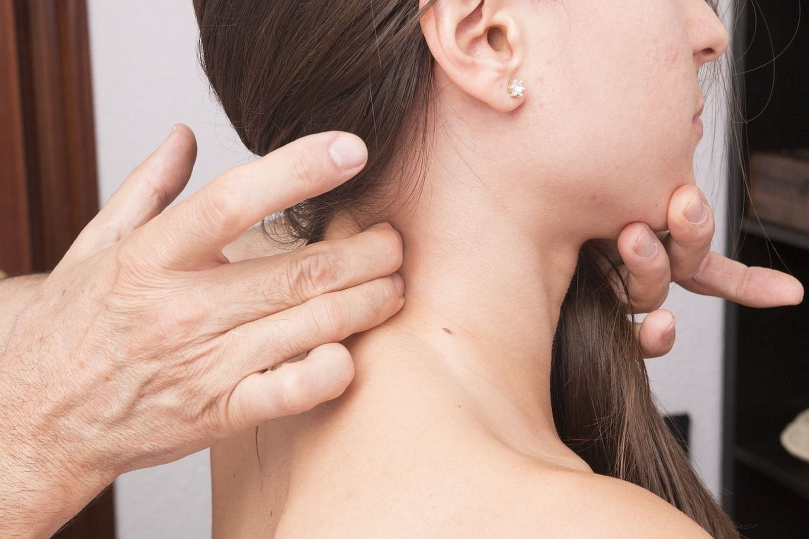 Tres ejercicios para fortalecer el cuello y prevenir el dolor cervical