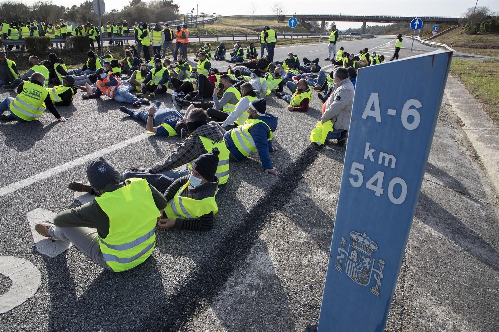 Transportistas cortan la A-6 en ambos sentidos a la altura de O Corgo