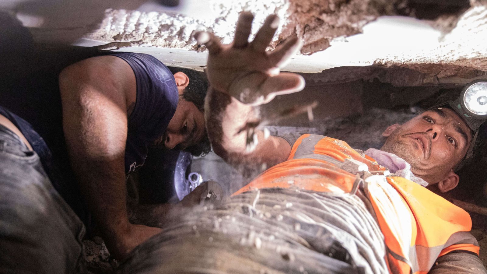 Equipos de rescate trabajando