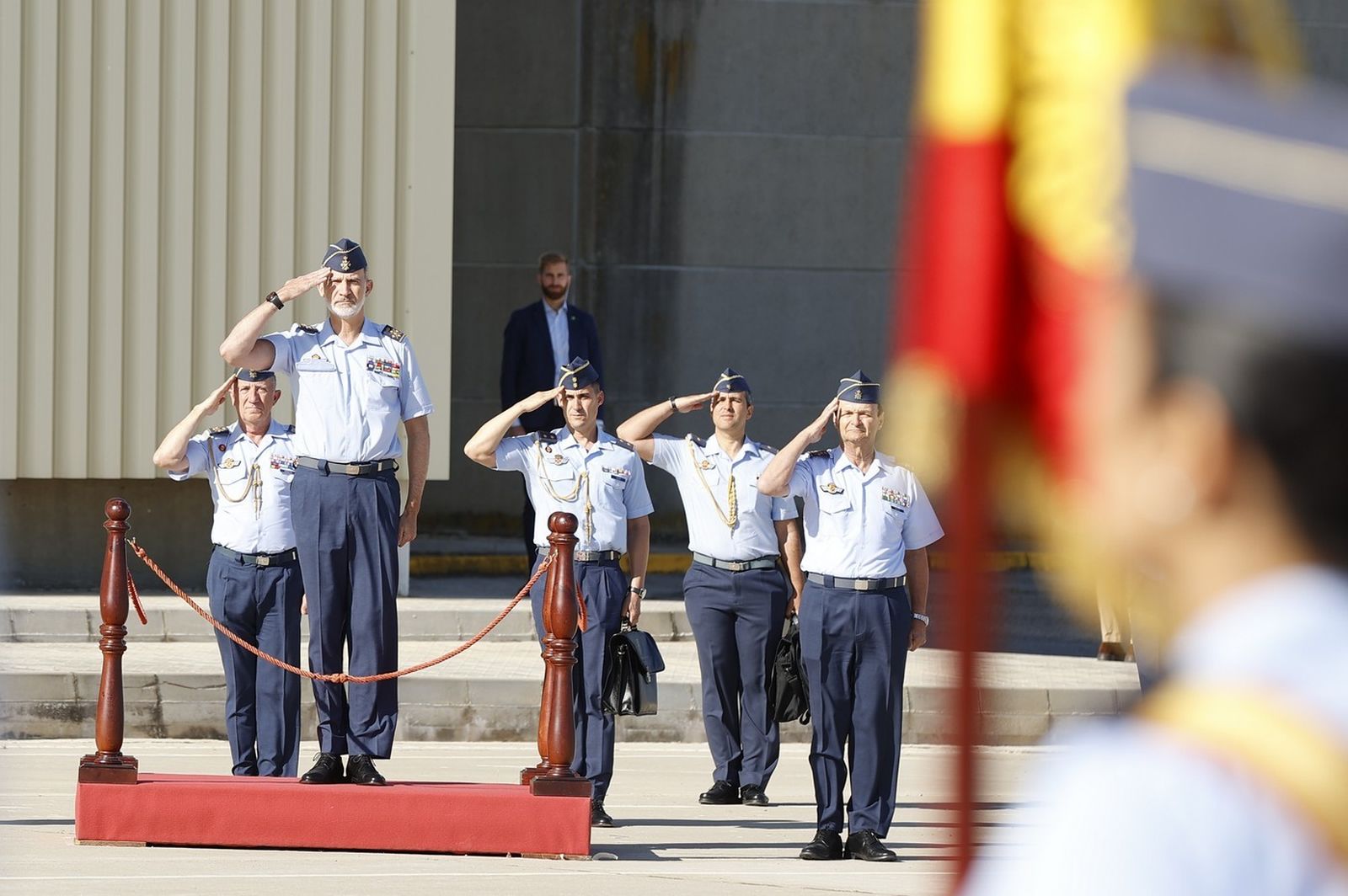 Don Felipe en el momento de los Honores de Ordenanza