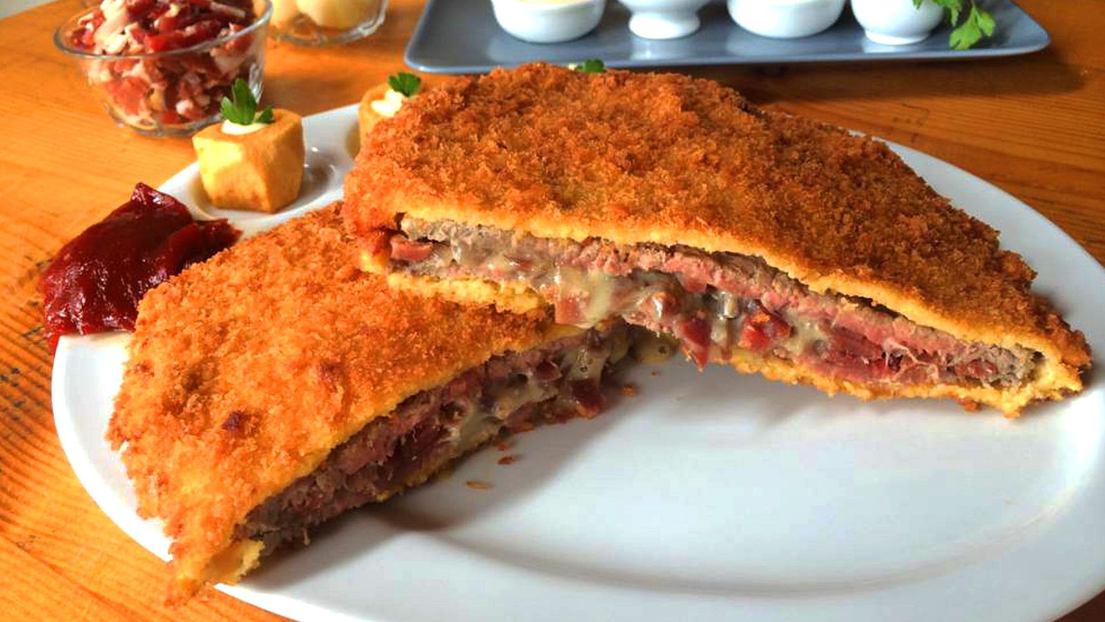 Cachopo chulapo de tres tamaños y con 16 rellenos diferentes en el Mercado de Chamartín